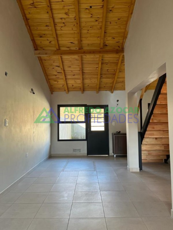 Encantadora Casa de dos plantas y terreno.